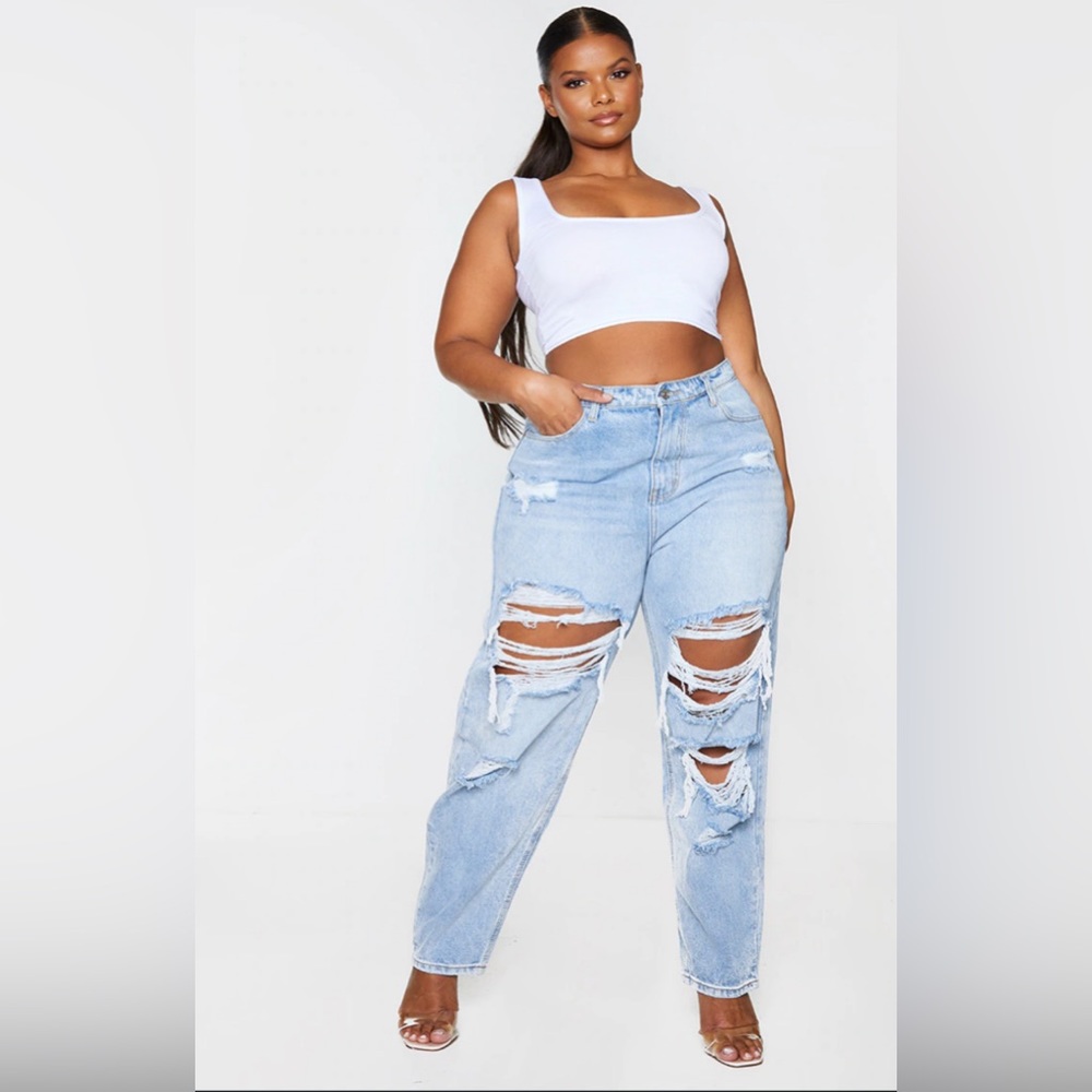 Pretty Little Thing plus Light Wash Ripped Mom Jeans 18